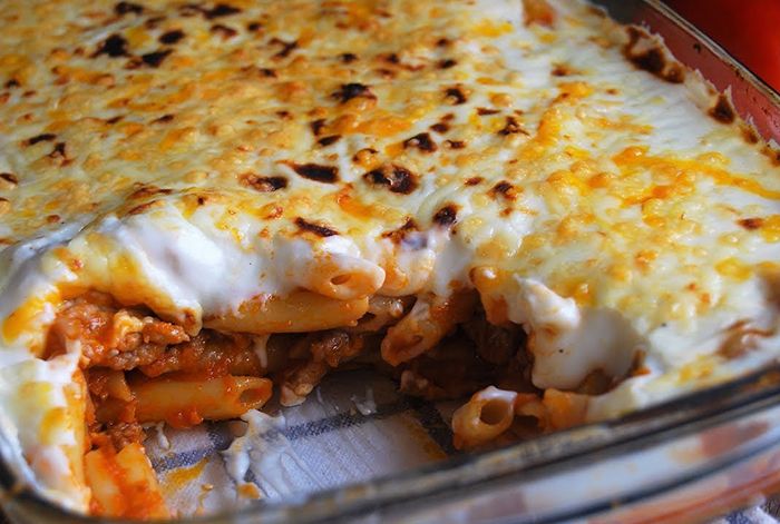 Saftige Makkaroni überbacken mit einer reichhaltigen Bolognese-Sauce im ...