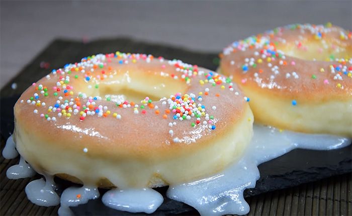 Gebackene Donuts mit Zuckerglasur auf dem Thermomix