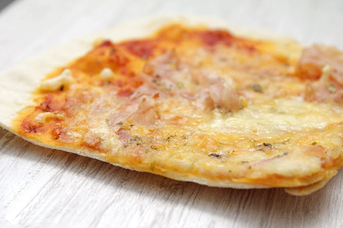 Superfeine Pizza mit Speck, Schinken und Käse, aus dem Thermomix