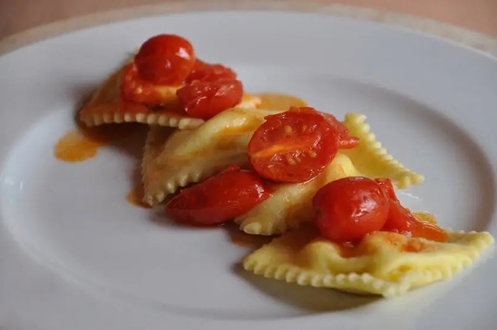Nudeln gefüllt mit Käse und Datterino-Tomatensauce im Thermomix