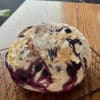 Sauerteigbrot mit Zitrone und Heidelbeeren