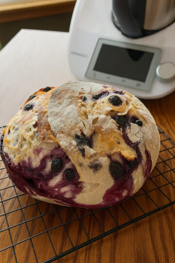 Sauerteigbrot mit Zitrone und Heidelbeeren