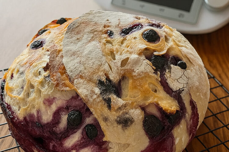 Sauerteigbrot mit Zitrone und Heidelbeeren