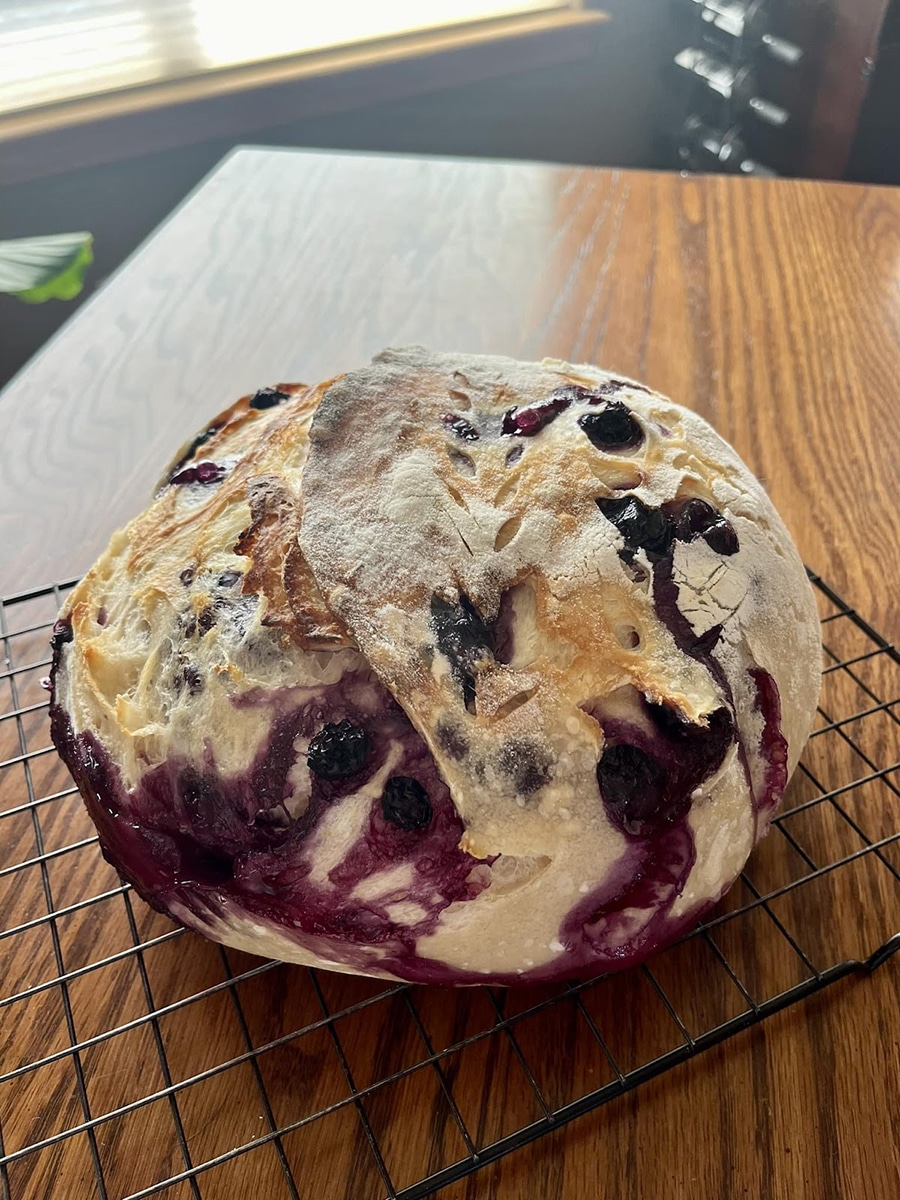 Sauerteigbrot mit Zitrone und Heidelbeeren