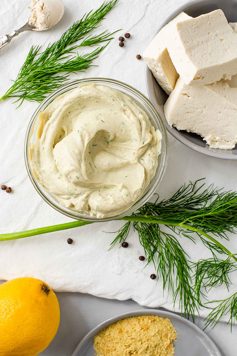 Vegane Tofu-Creme mit Käse und Dill aus dem Thermomix Vegane Tofu-Creme mit Käse und Dill aus dem Thermomix