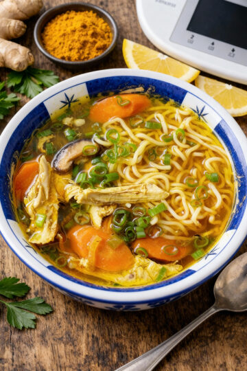 Hühnersuppe mit Ingwer und Kurkuma aus dem Thermomix