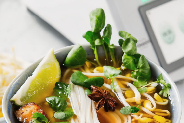 Vegetarische Pho (vietnamesische Nudelsuppe) aus dem Thermomix